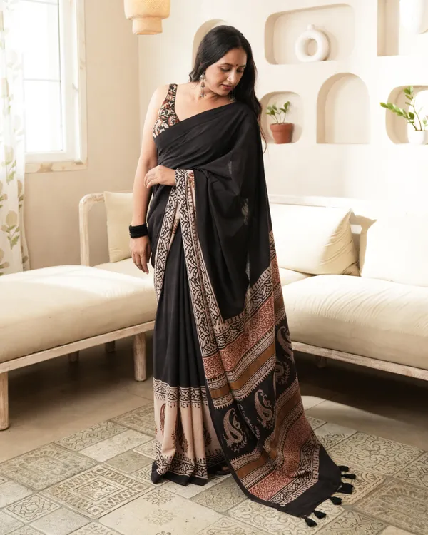Black_Cotton_Paisley_Border_Print_Mulmul_Saree_For_Women